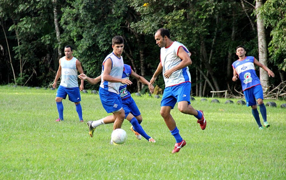 Com incômodo no tornozelo, Juliano César é dúvida no Atlético Acreano 2 Galo Carijó fez um treino coletivo nesta quarta-feira