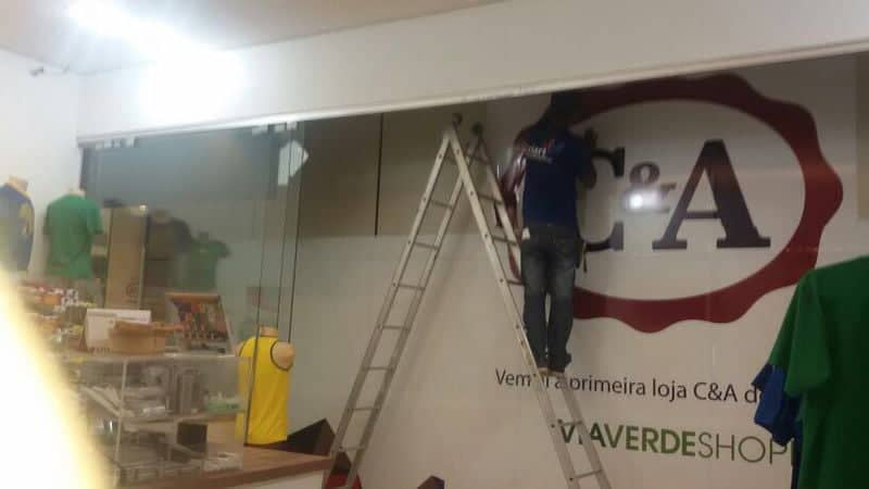 Mais de 500 casas foram entregues no Programa Cidade do Povo 3 Operário trabalha na fixação de parede provisória onde será instalada a loja C&A, no Via Verde Shopping