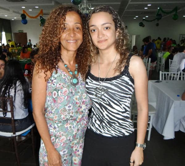 News 06/06/2014 1 A animação de Zú Oliveira com a filha Miraim Felício na Feijoada da Copa.