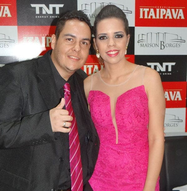 A elegância dos vocalistas Paula Amanda e Giordano na festa de 4 anos da Banda 4X4, realizada no Maison Borges. 