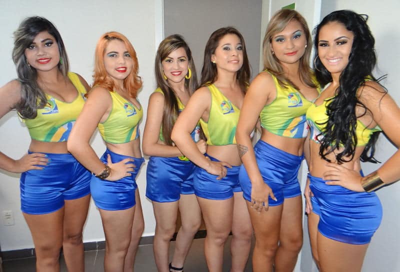 A eleita Musa da Copa Dayane Silva com as demais concorrentes.