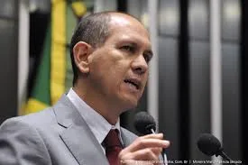 “Eu sou um homem da política. Acredito que eu permaneça no Acre”, diz Aníbal Diniz