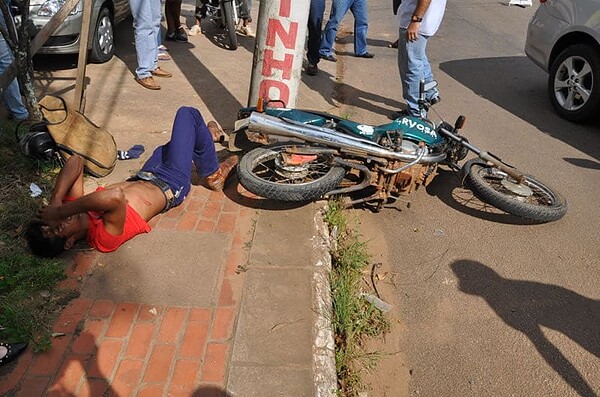 Acidente envolvendo dois veículos e uma moto deixa uma pessoa ferida