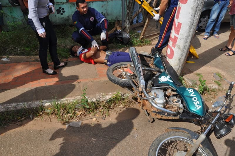 Acidente envolvendo dois veículos e uma moto deixa uma pessoa ferida 3