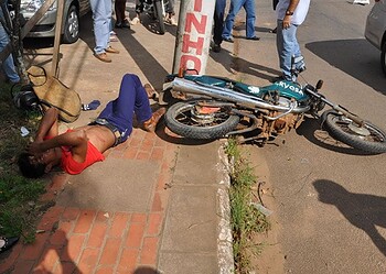 Acidente envolvendo dois veículos e uma moto deixa uma pessoa ferida