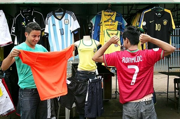 Vendas de camisas de outras seleções aquece comércio para alegria dos comerciantes