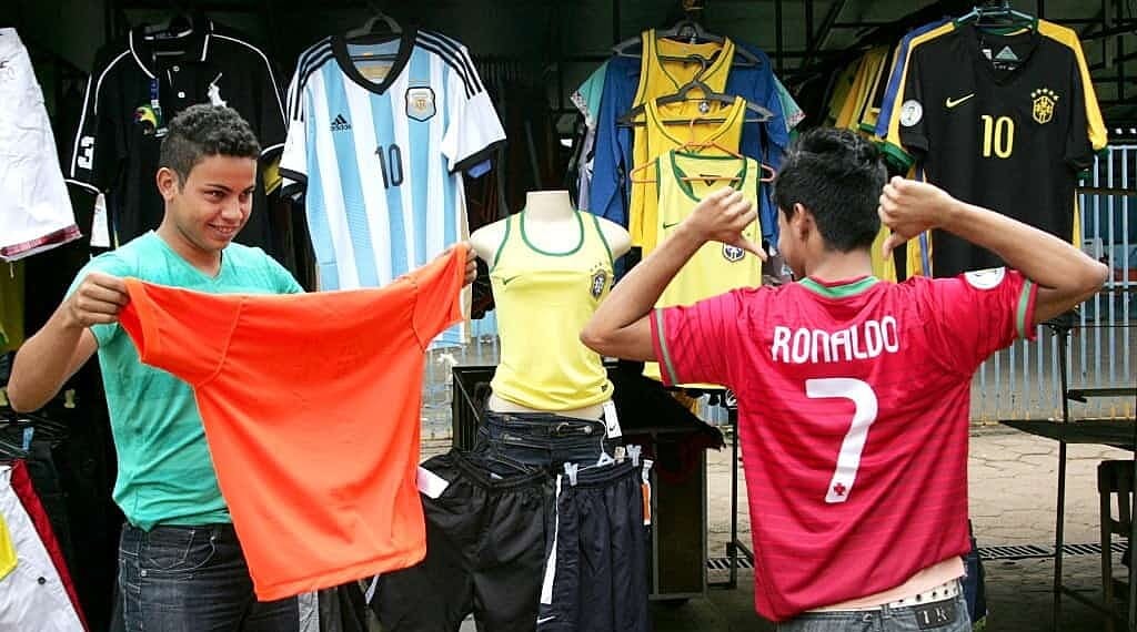 Vendas de camisas de outras seleções aquece comércio para alegria dos comerciantes 1 Vendas de camisas de outras seleções aquece comércio para alegria dos comerciantes