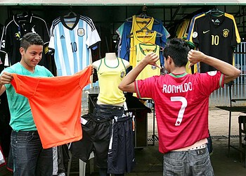 Vendas de camisas de outras seleções aquece comércio para alegria dos comerciantes