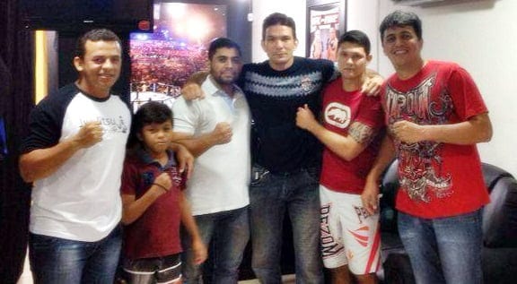 Alissandro França, Deroci Barbosa, Walyson Oliveira e Richard Santos com o filho Breno Yuri no coquetel de inauguração da CoachCombat, realizado na última quarta-feira. A loja de roupas esportivas e acessórios para atletas de luta está localizada na Travessa Guaporé, 72, em frente à VLG.