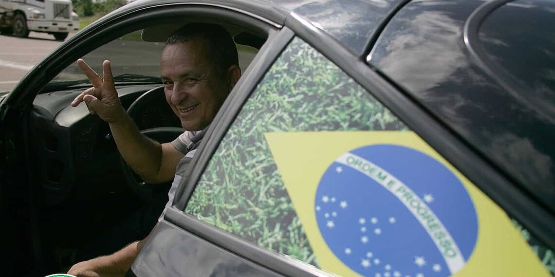 Apaixonado por futebol, acreano investe na personalização de carro 1 Marcos Mota decorou o automóvel com as cores do Brasil