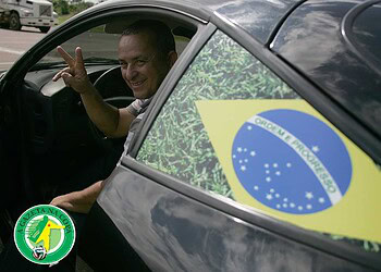 Marcos Mota decorou o automóvel com as cores do Brasil