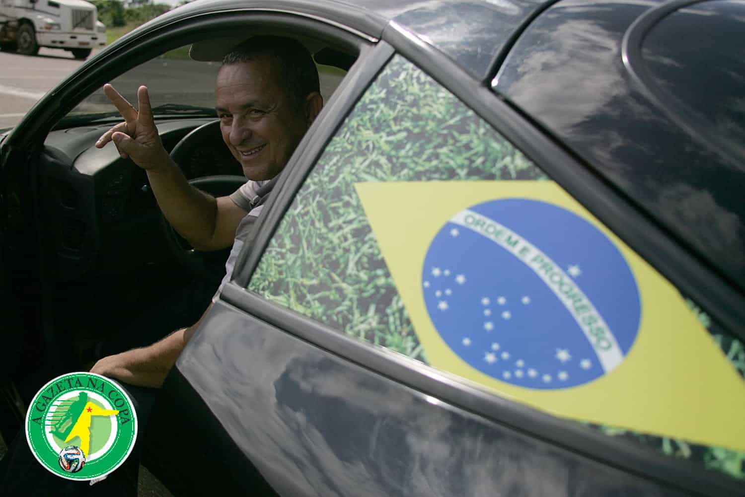 Apaixonado por futebol, acreano investe na personalização de carro 2 Marcos Mota decorou o automóvel com as cores do Brasil