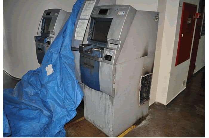 Bandidos armados invadem Receita Federal para roubar caixas eletrônicos 2 Bandidos arrombaram caixas eletrônicos com um maçarico