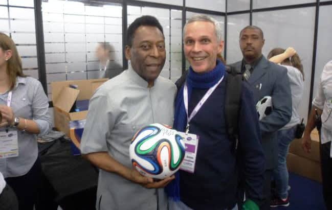 No maior congresso de educação da América Latina, que aconteceu em São Paulo, no espaço para VIPs, o secretário adjunto da Educação da cidade de São Caetano do Sul André Duarte Stábile, apresentou Bento Marques Ushunawa ao REI PELÉ. E ele presenteou o povo do Estado do Acre, com a bola da copa assinada. Mandou abraços ao governador Tião Viana e a bola energizada pelo ídolo mundial do futebol da paz, para o povo acreano.