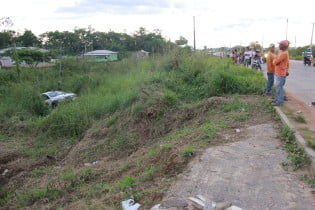 Caminhonete da Funasa capota várias vezes deixando um ferido 2