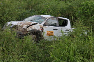 Caminhonete da Funasa capota várias vezes deixando um ferido
