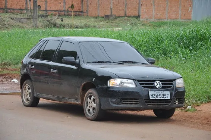 Carro abandonado chama a atenção da polícia e vai parar no pátio do Detran