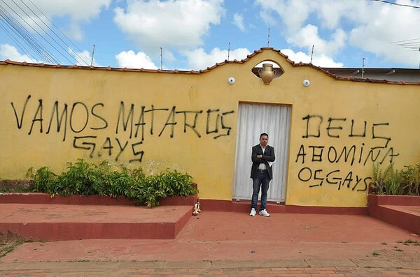 Pichação homofóbica assusta presidente da Ahac