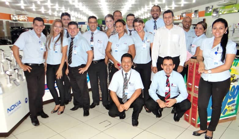 News 13/06/2014 4 Celso Sacramento e seu time de vendedores no maior clima de Copa do Mundo.