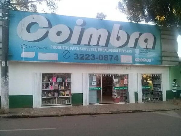 Bandidos rendem funcionários e clientes em assalto a loja