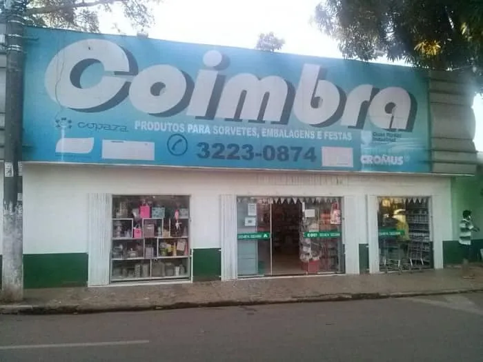 Bandidos rendem funcionários e clientes em assalto a loja