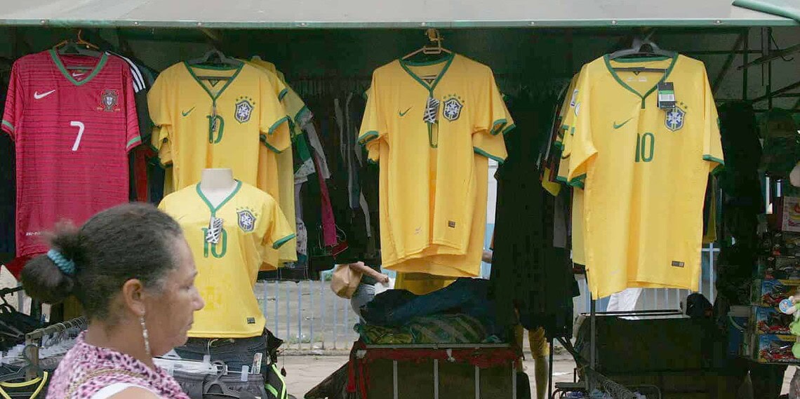 Mercado informal visa lucro com a venda de camisas da seleção brasileira