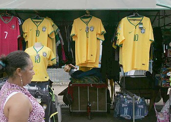 Mercado informal visa lucro com a venda de camisas da seleção brasileira
