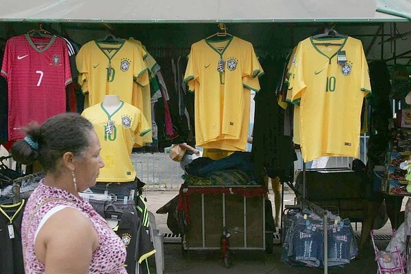 Mercado informal visa lucro com a venda de camisas da seleção brasileira