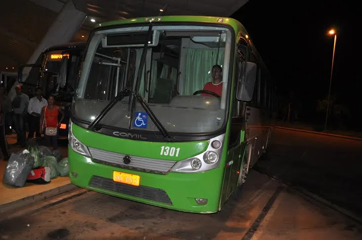 Passageiros se negam a embarcar em ônibus sem banheiro e bagageiro pequeno