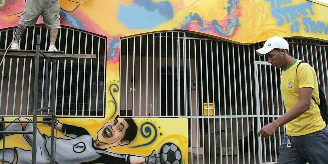 Casas da Rua Delmar Pismel, na Cohab do Bosque, se caracterizam para o Mundial