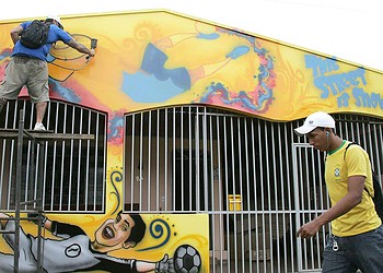 Casas da Rua Delmar Pismel, na Cohab do Bosque, se caracterizam para o Mundial