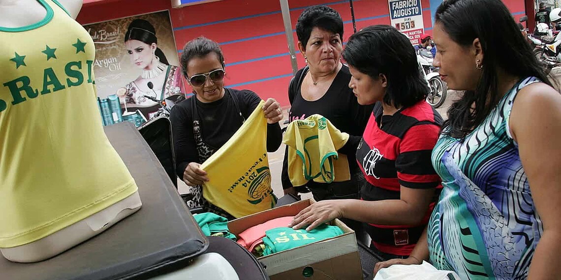 Consumidoras avaliam confecções com tema da Copa