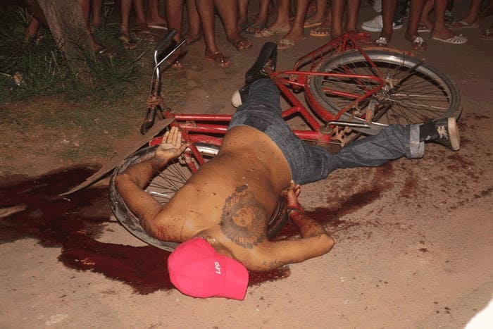 Homem é degolado a golpes de terçado no bairro seis de agosto 1 Crime bárbaro aconteceu no bairro Seis de Agosto