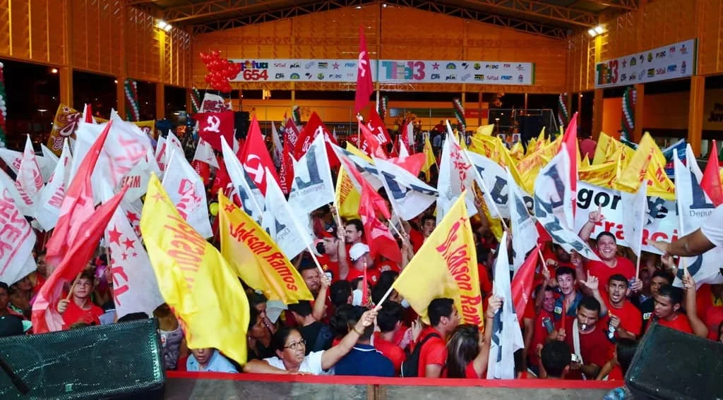 Militantes encheram ginásio de bandeiras