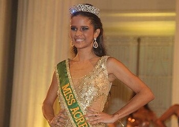 Iasmyne recebeu a faixa de miss e já desfilou com ela