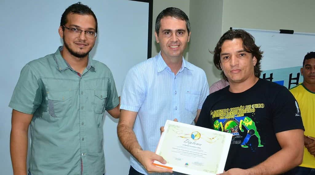 Prefeito Marcus Alexandre diploma contemplados na lei de incentivo à cultura 1 Marcus Alexandre e Rodrigo Forneck entregaram diplomas