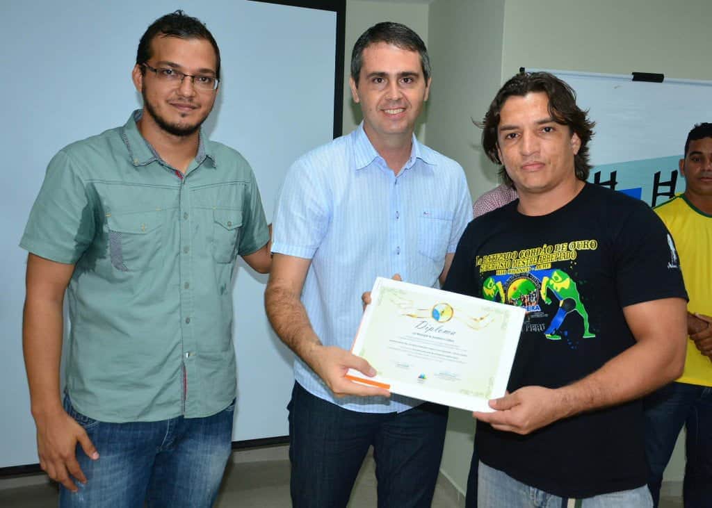 Prefeito Marcus Alexandre diploma contemplados na lei de incentivo à cultura 2 Marcus Alexandre e Rodrigo Forneck entregaram diplomas