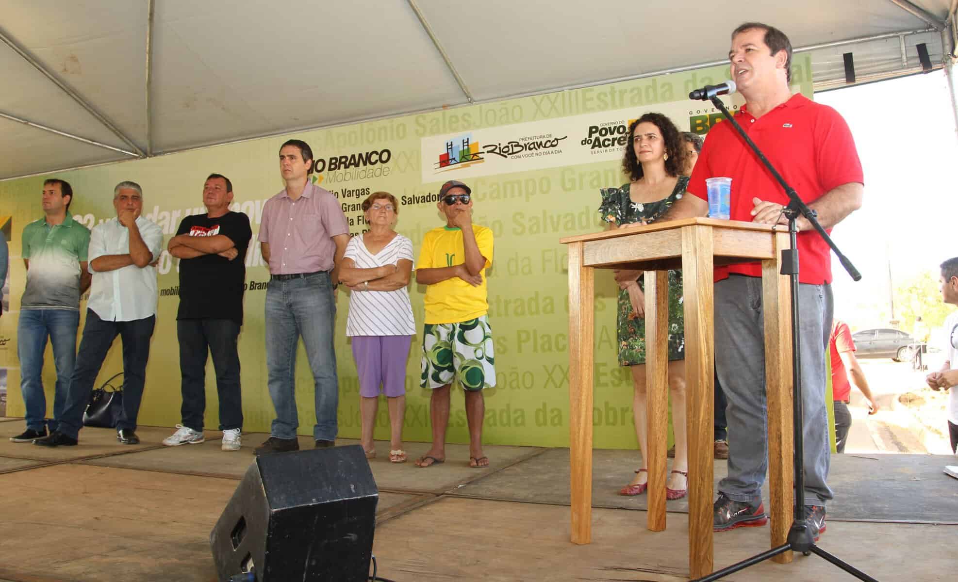 Governador Tião Viana fala do programa, ao lado de lideranças e Marcus Alexandre  