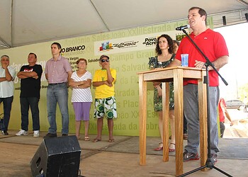 Governador Tião Viana fala do programa, ao lado de lideranças e Marcus Alexandre