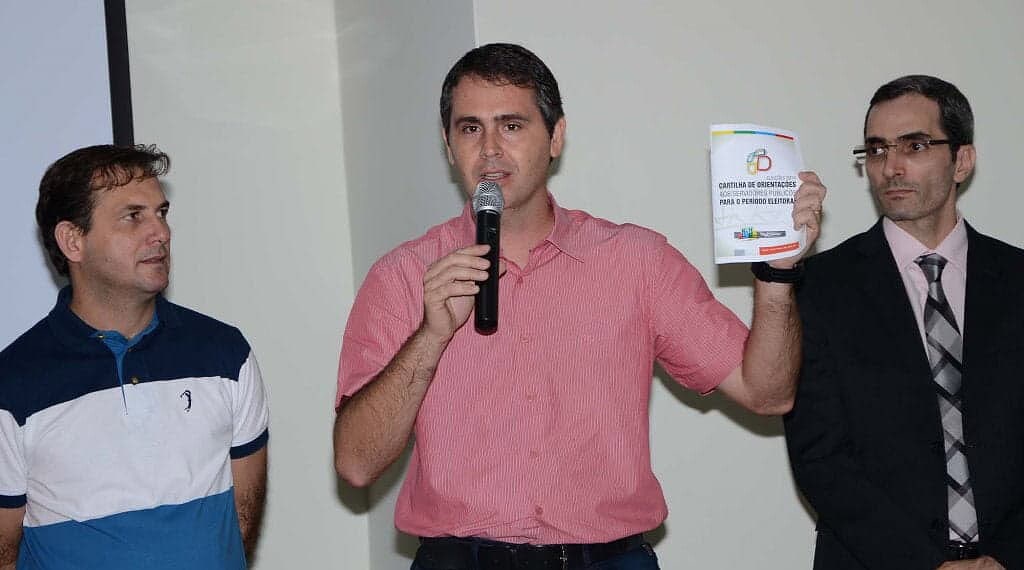 Marcus entregou as cartilhas