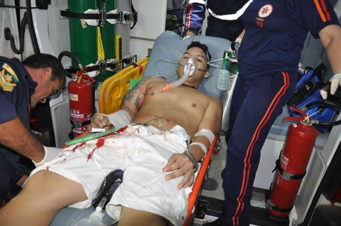 Rapaz é baleado quatro vezes e corre até igreja para escapar da morte