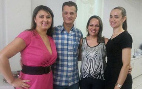 Trio poderoso de profissionais composto pelas fisioterapeutas Simone Caetano Brito, Quédma Amaral e a biomédica Leidiana Souza, ladeando o renomado prof. MS. Carlos Ruiz. Por 4 dias, ele ministrou em nossa Capital o curso de Capacitação em Dermato Funcional em Alta Tecnologia, a convite da Clínica Simone Brito. Esse trio é showwwww.