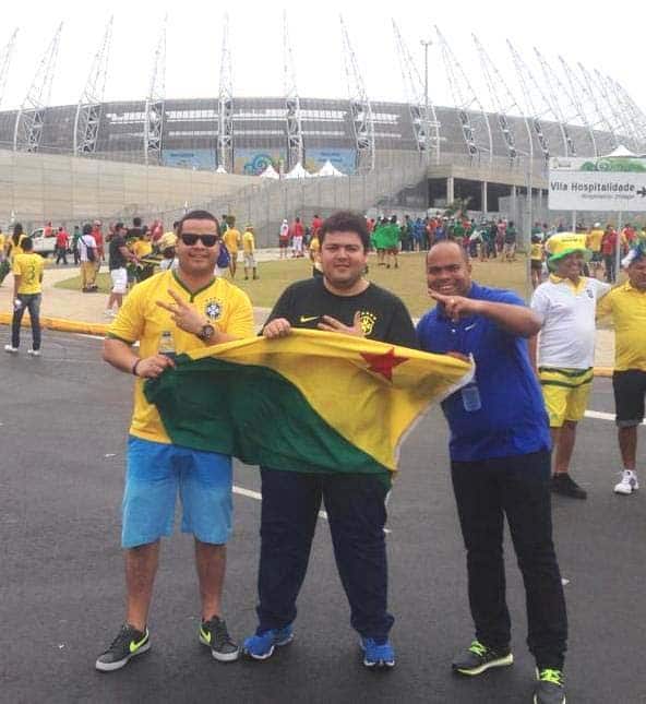 Em Fortaleza, em frente ao Castelão, click dos acreanos Paulo Felício, Nil e Rutembergue Crispim, ostentando a bandeira do nosso Acre. E, que bandeira lindaaaa.