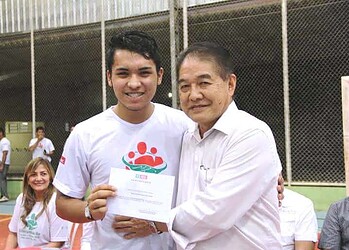 Presidente da Fieac, Carlos Sasai, entregou certificado