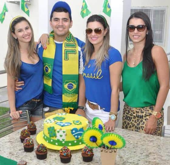 Jornalista Tiago  Martinello ao lado das irmãs Larissa, Maíra e Paula, apagou velinhas nesta segunda com alegria redobrada com a vitória da nossa seleção.
