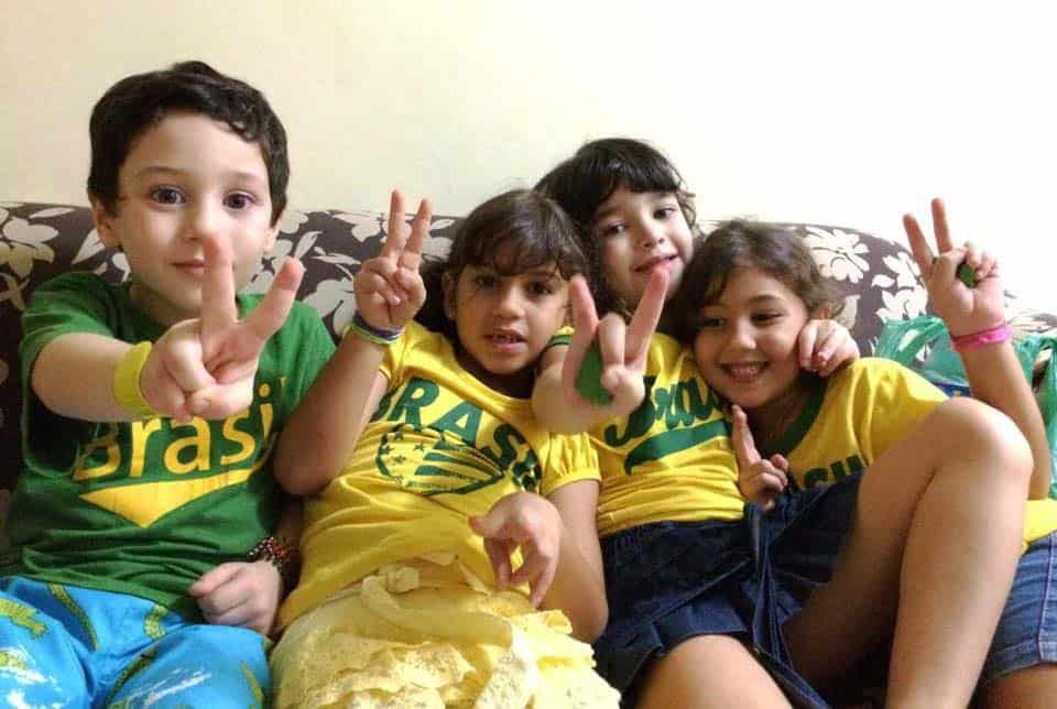 Se engana quem pensa que a geração café com leite não se articula para torcer pelo nosso Brasil. Prova disso são os primos Luis Eduardo, Ana Flávia, Elisa e Helena que se vestiram de verde, amarelo e azul e torceram muiiito pela vitória da seleção.