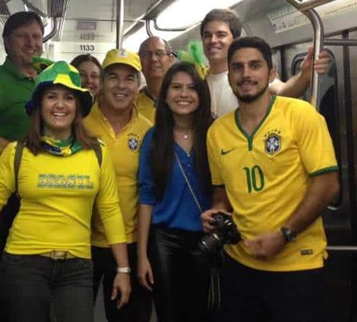 Senador Jorge Viana comandando  turma animada a caminho do Estádio Mané Garrincha. 