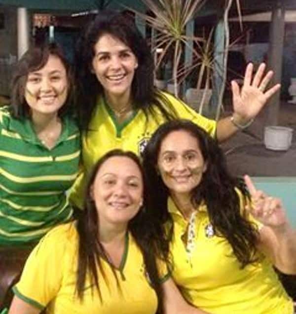 Mara Cordeiro aproveitou a presença das irmãs Idelcleide e Ilmara na terrinha e organizou torcida de peso em sua house para um delicioso churras. Na foto Natália, Ilmara, Idelcleide e Mara.