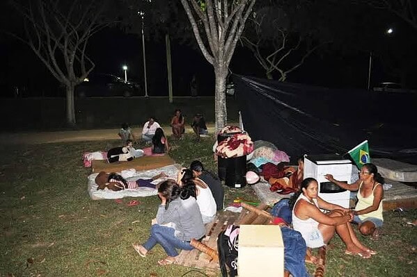 Famílias expulsas de área de terra na Vila Acre acampam na sede da Sehab