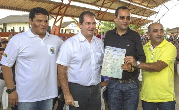 Governo entrega 1.300 títulos a comunidades de Brasiléia 2 Famílias de 2 bairros foram beneficiadas pela regularização